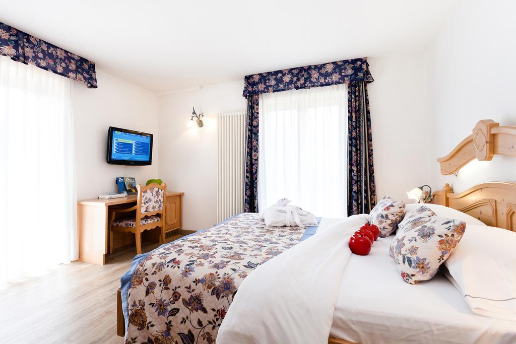 Hotel Vienna Сан-Мартино-ди-Кастроцца Экстерьер фото